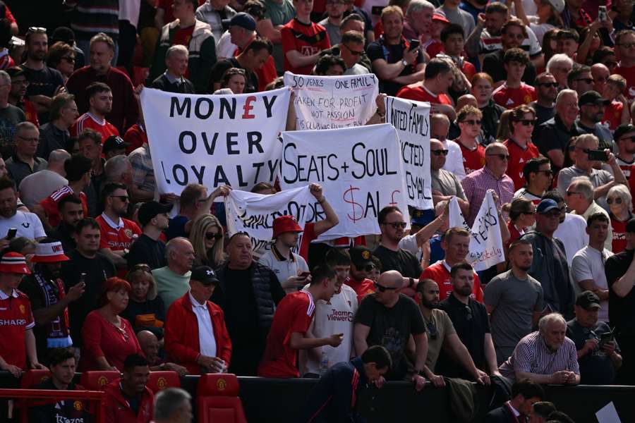Mesaje de protest afișate de fanii lui Manchester United Mesaje de protest afișate de fanii lui Manchester United