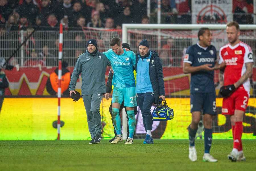 Drwes (m.) wurde unter Hilfe vom Platz getragen
