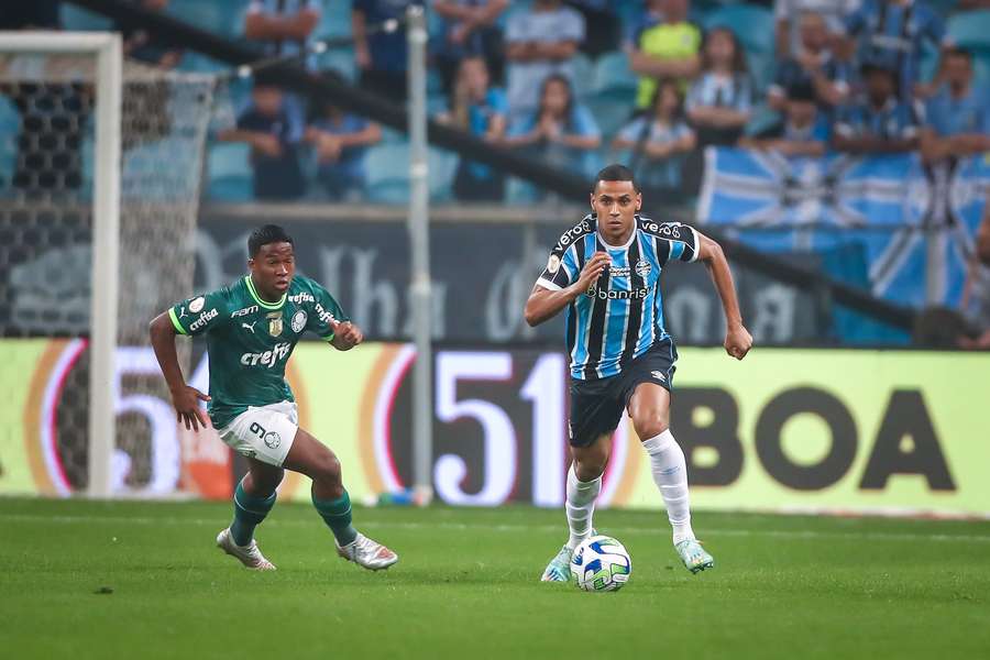 Grêmio está a um ponto do vice-líder Palmeiras Grêmio está a um ponto do vice-líder Palmeiras