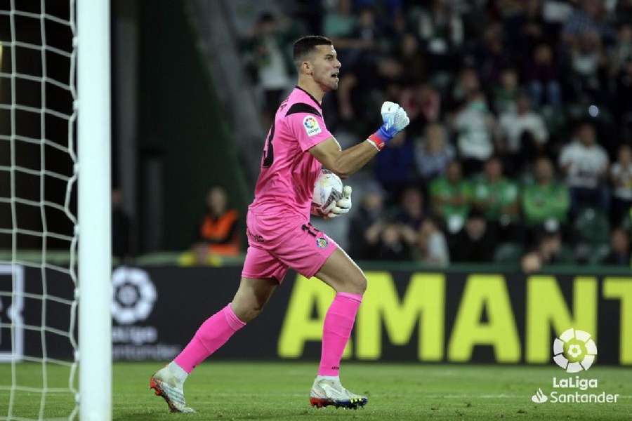 David Soria celebra el penalti parado a Lucas Boyé.