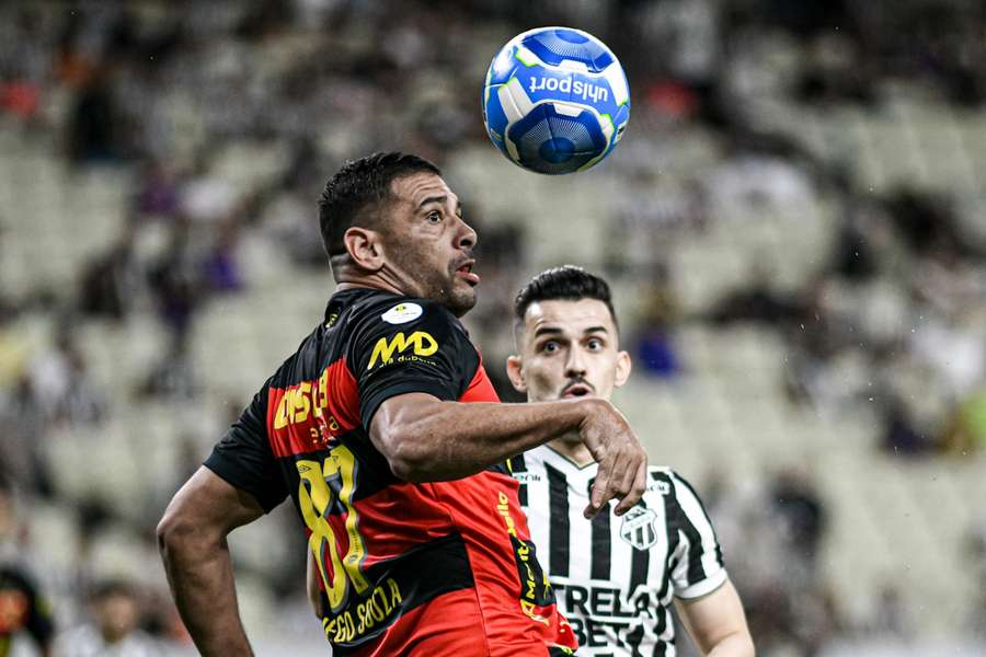 Diego Souza foi titular no ataque do Sport