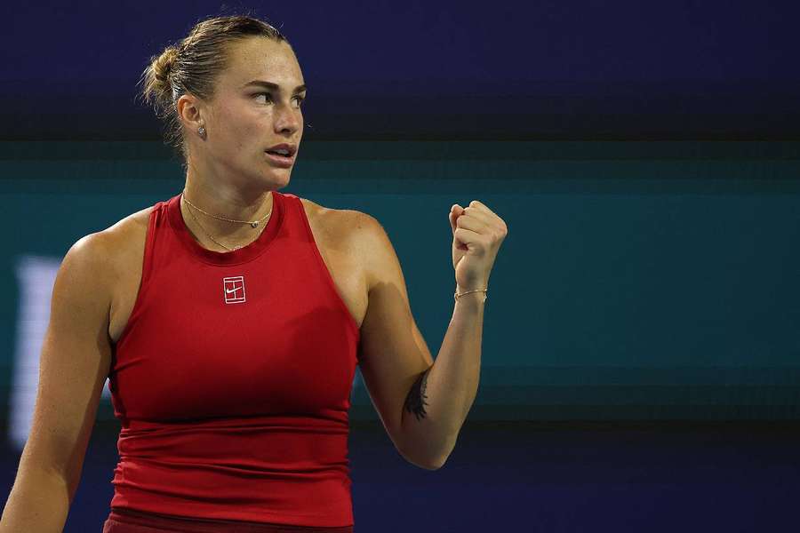 Aryna Sabalenka serrant le poing après sa victoire face à Jasmine Paolini.