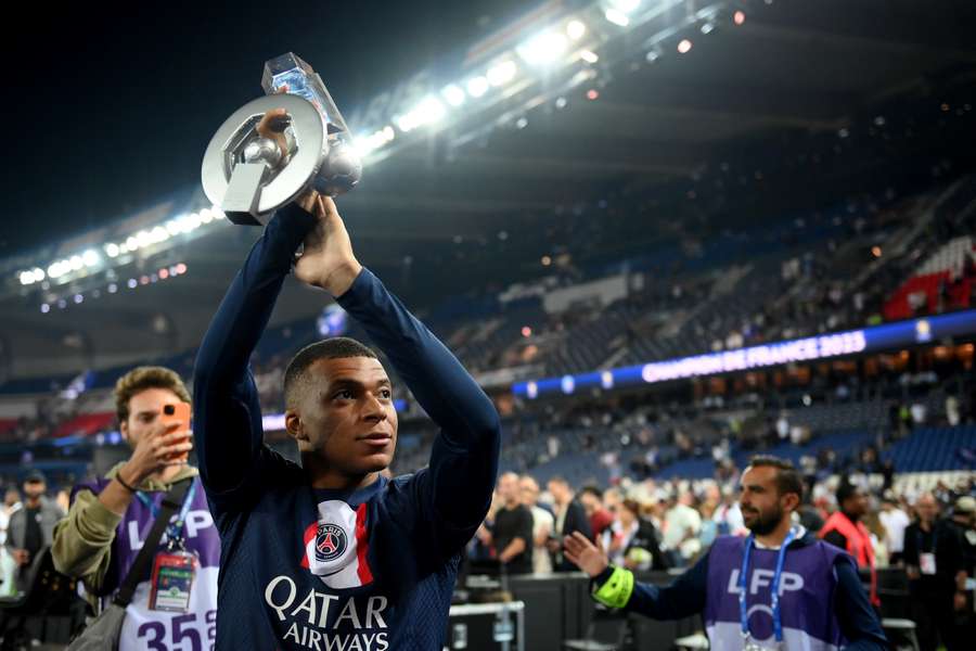 Mbappé com a Supercopa da França