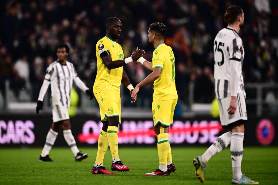 Moussa Sissoko (.) und Ludovic Blas (r.) freuen sich über ein 1:1 bei Juve.