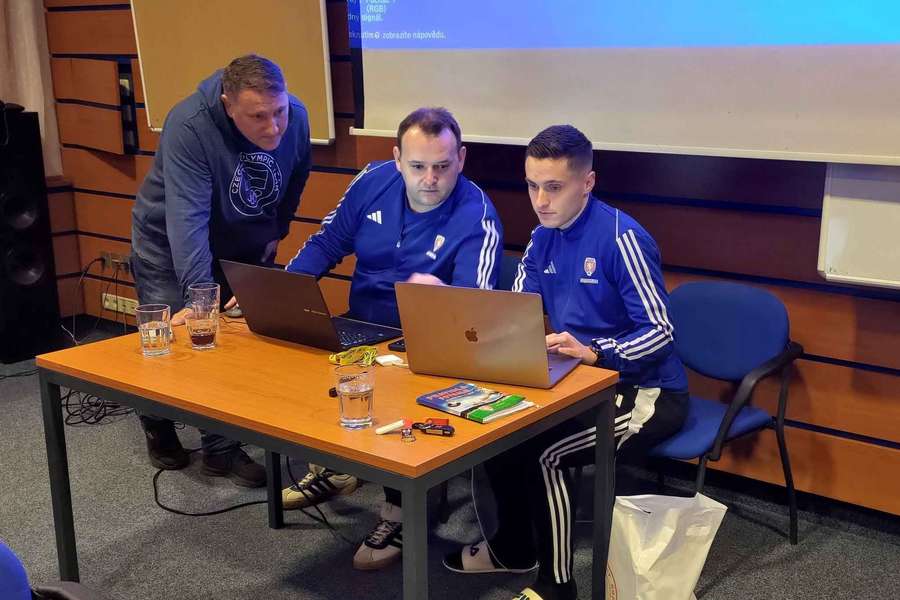 Jan Saňák (uprostřed) na semináři rozhodčích a delegátů PKFS. Jan Saňák (uprostřed) na semináři rozhodčích a delegátů PKFS.