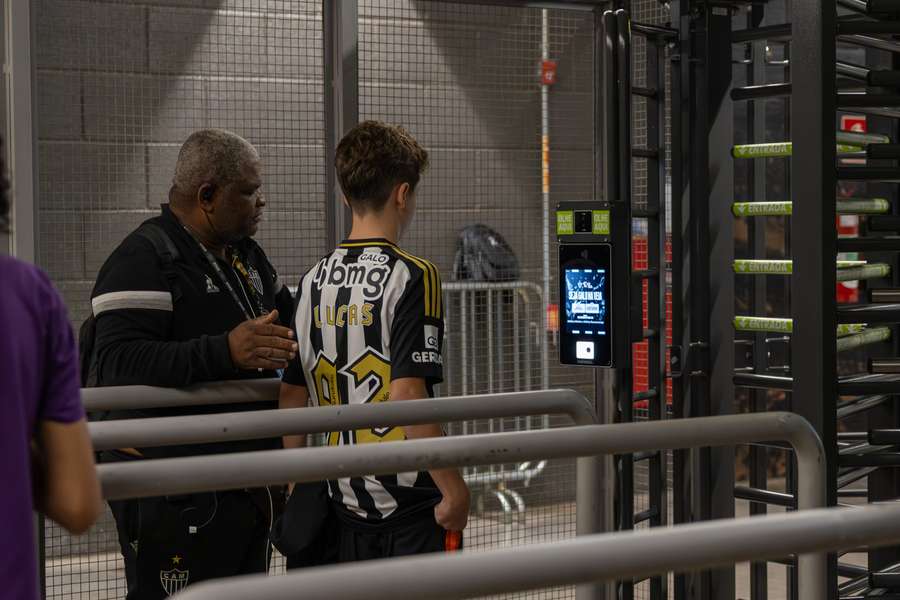 Acesso de torcedores nas novas catracas, estilo torniquete, utilizadas na Arena MRV