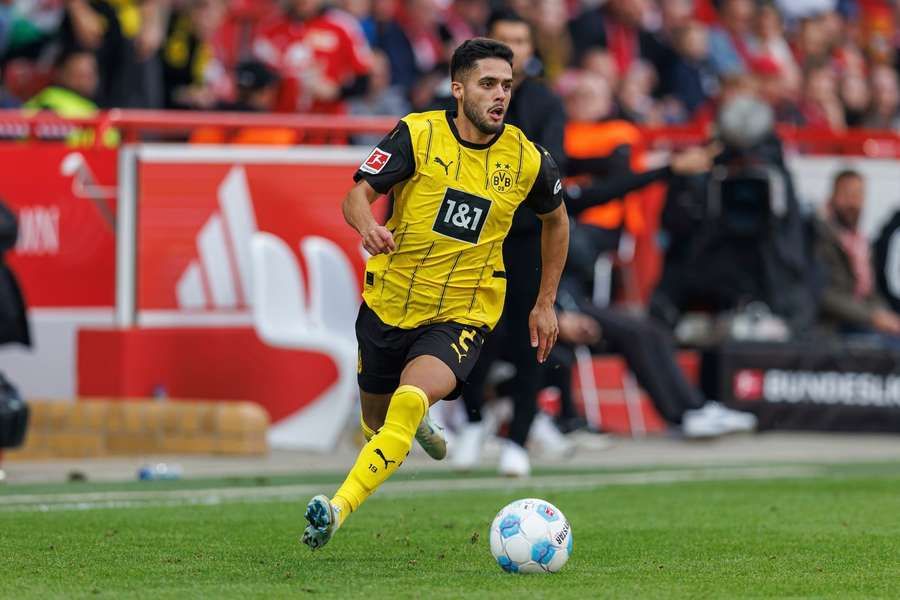 Yan Couto im Trikot von Borussia Dortmund.