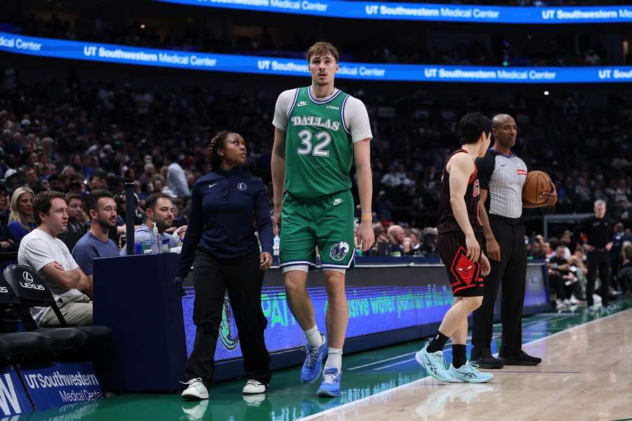 Cooper Flagg goes off the court after picking up an injury.
