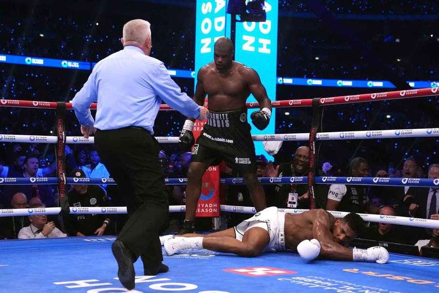 Anthony Joshua sufrió la cuarta derrota de su carrera 