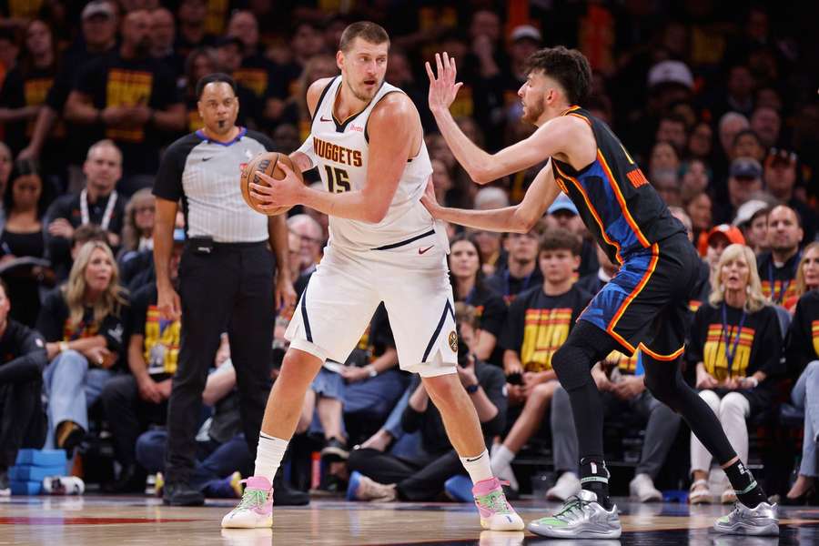 Denver vyhrál na palubovce Oklahomy i díky 42 bodům Jokiče.