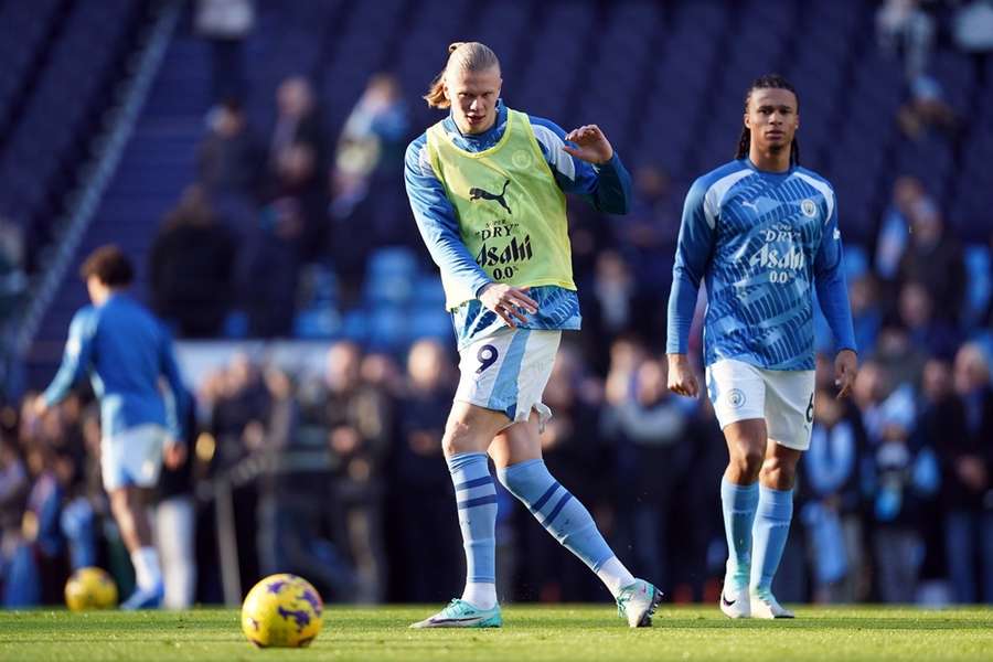 Aké en Haaland tijdens de warming-up 