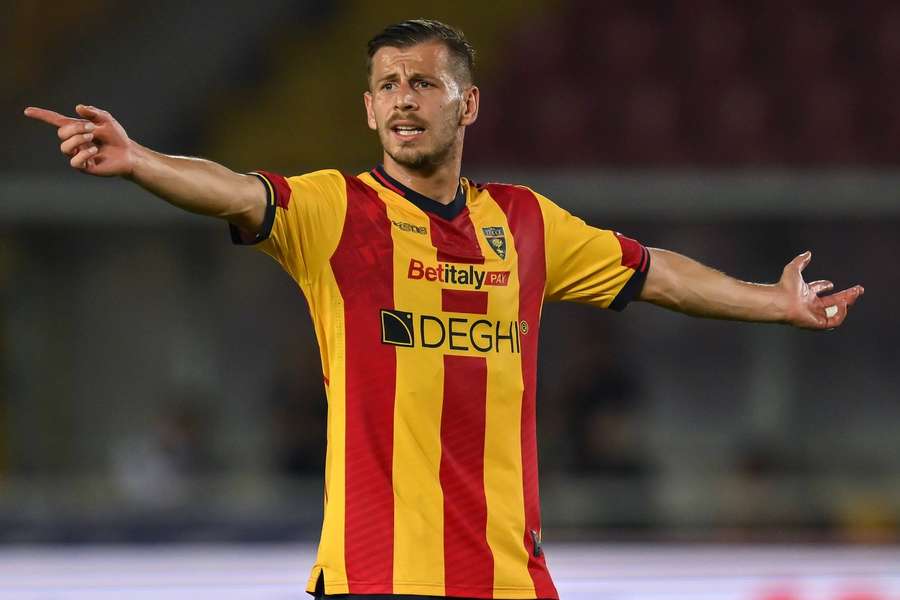 Ylber Ramadani com a camisola do Lecce