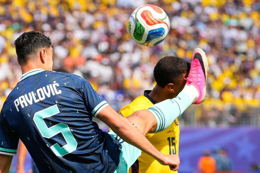 Aleksandar Pavlovic, joc periculos asupra lui Pedro Vite, chiar înainte de golul de 1-0 al nemților Aleksandar Pavlovic, joc periculos asupra lui Pedro Vite, chiar înainte de golul de 1-0 al nemților