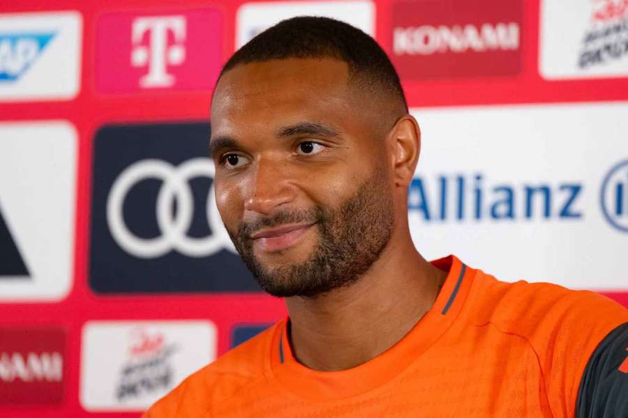 Jonathan Tah durante a sua apresentação em Orlando
