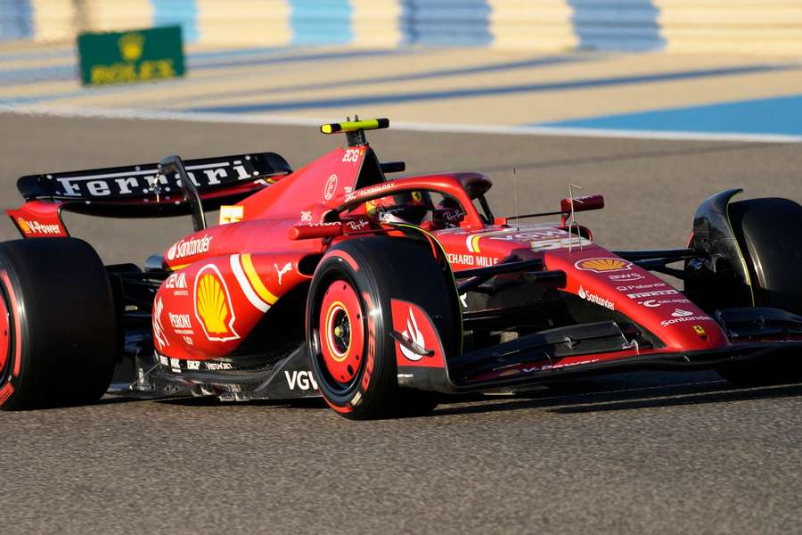Carlos Sainz é, surpreendentemente, o piloto mais rápido na terceira sessão de treinos livres.
