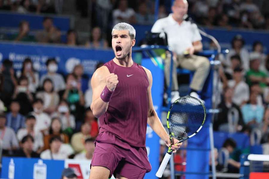 Carlos Alcaraz pewnym krokiem zameldował się w półfinale w Tokio, łatwo pokonał Nakashimę