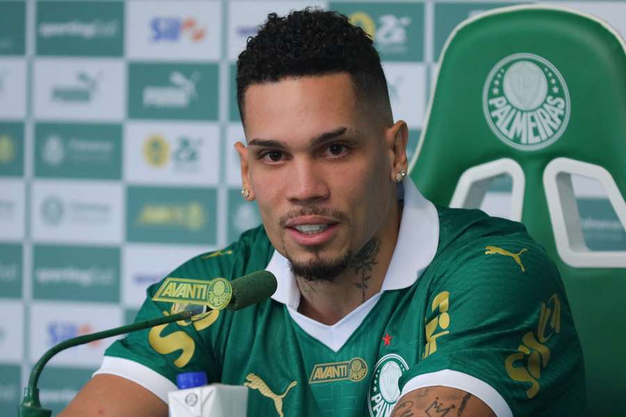 Paulinho foi comprado por R$ 113,4 milhões. Paulinho foi comprado por R$ 113,4 milhões.