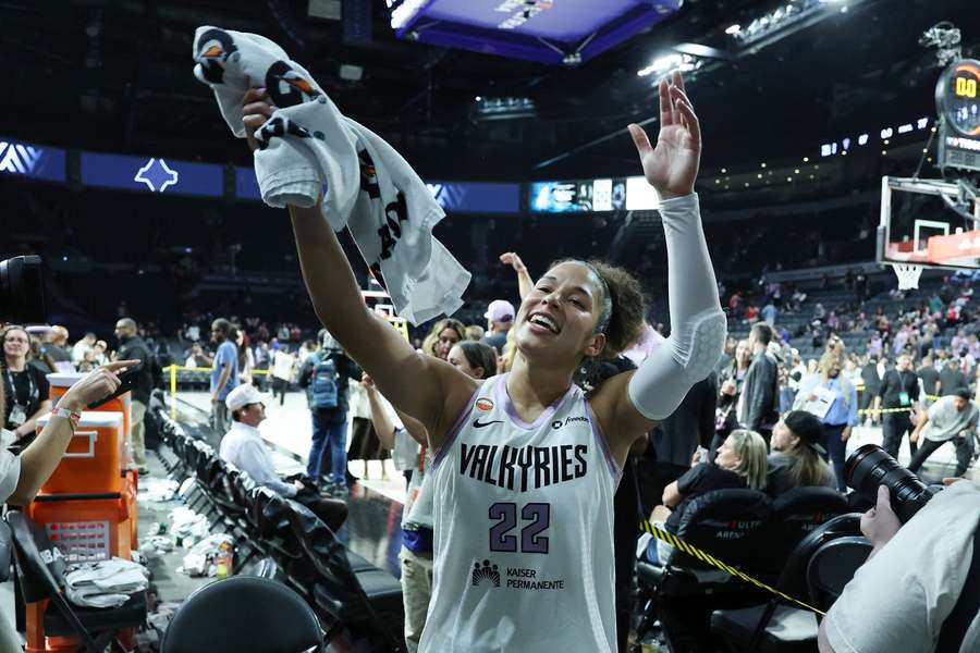 Basketbalistky Golden State postoupil přes Vegas. Basketbalistky Golden State postoupil přes Vegas.