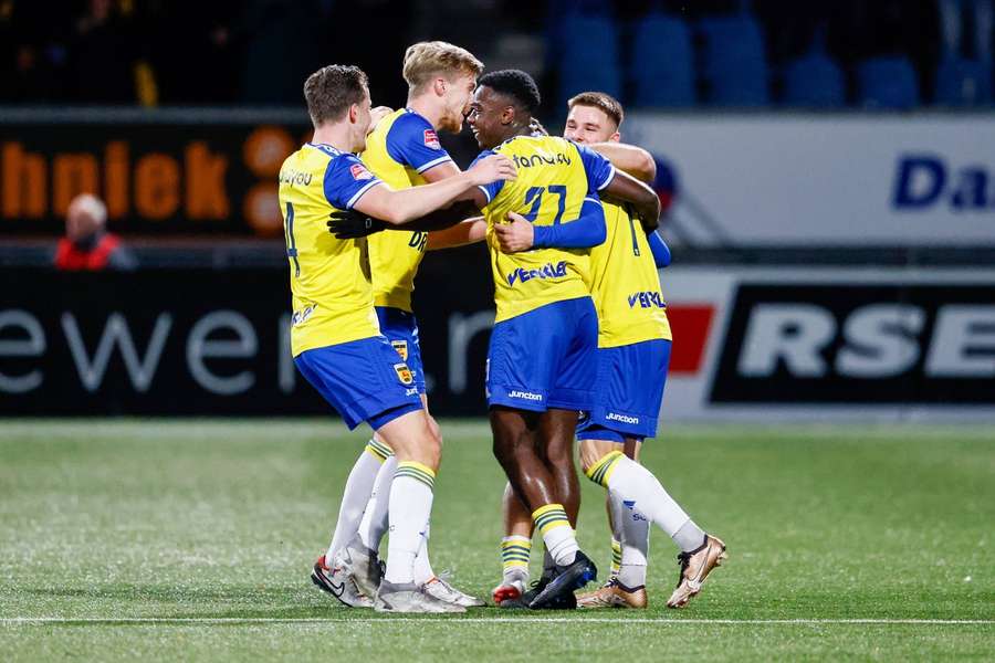 Michael Breij viert de 3-1 met zijn teamgenoten