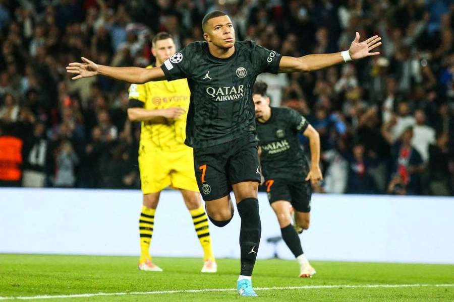 Kylian Mbappé célébrant son but face au BVB au Parc des Princes. 