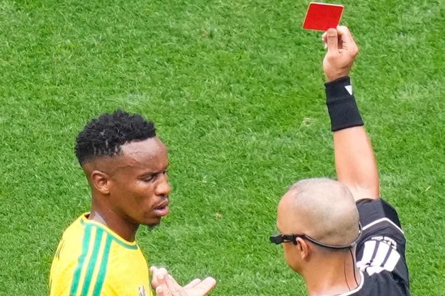 Wilton Pereira Sampaio expulsa Themba Zwane