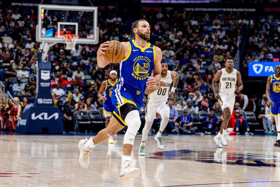Golden State Warriors guard Stephen Curry brings the ball up court against the New Orleans Pelicans during the second half 