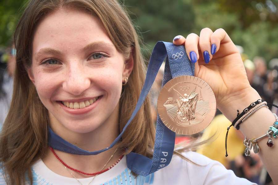 Ana-Maria Bărbosu cu medalia olimpică