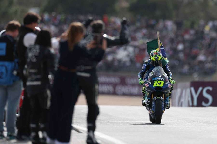 Moreira slaví vítězství. Moreira slaví vítězství.