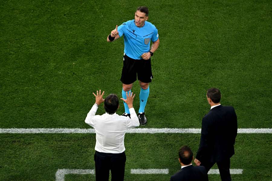 L'arbitro romeno, Istvan Kovacs, redarguisce Simone Inzaghi durante l'ultima finale di Champions League