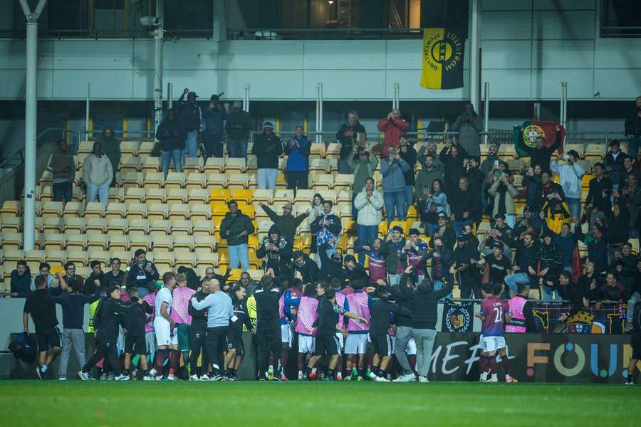 A festa dos jogadores do Torreense com os adeptos na Noruega