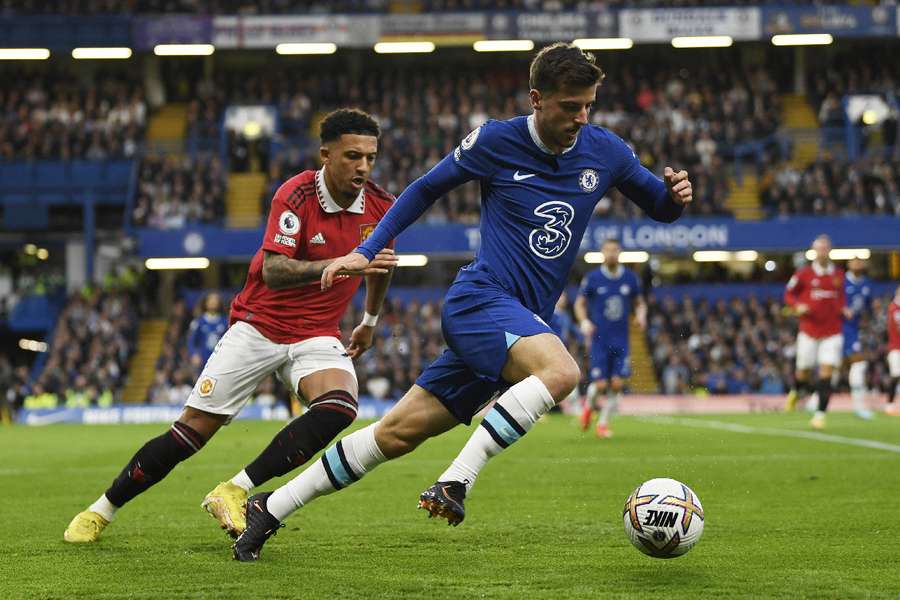 Mason Mount playing for Chelsea against Manchester United