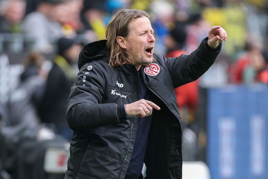 Bo Henriksen was keen to protect his players after the defeat in Dormtmund