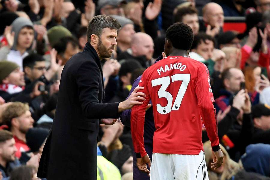 Maguire and Mainoo to sign new contracts at Man Utd after impressing under Carrick Maguire and Mainoo to sign new contracts at Man Utd after impressing under Carrick