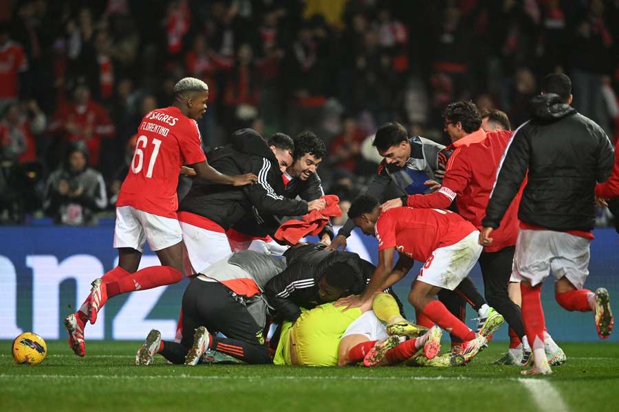 Jogadores do Benfica celebram após conquistarem a Taça da Liga de Portugal nos pênaltis