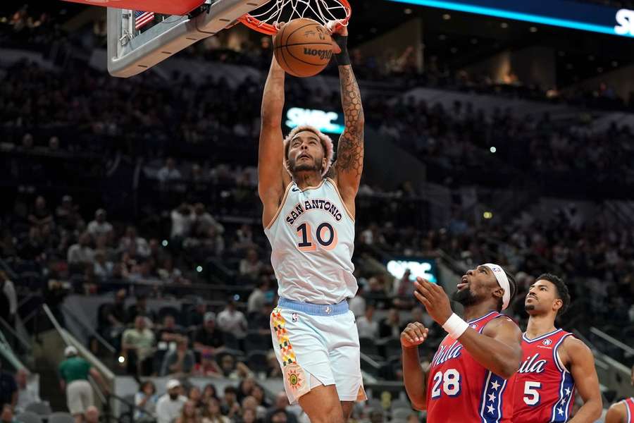 Znakomity mecz Sochana pozwolił San Antonio Spurs odnieść ważne zwycięstwo