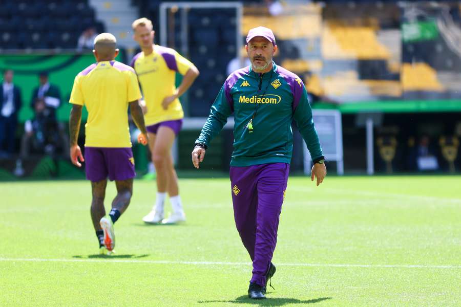 Vincenzo Italiano in de trainingskleding van Fiorentina