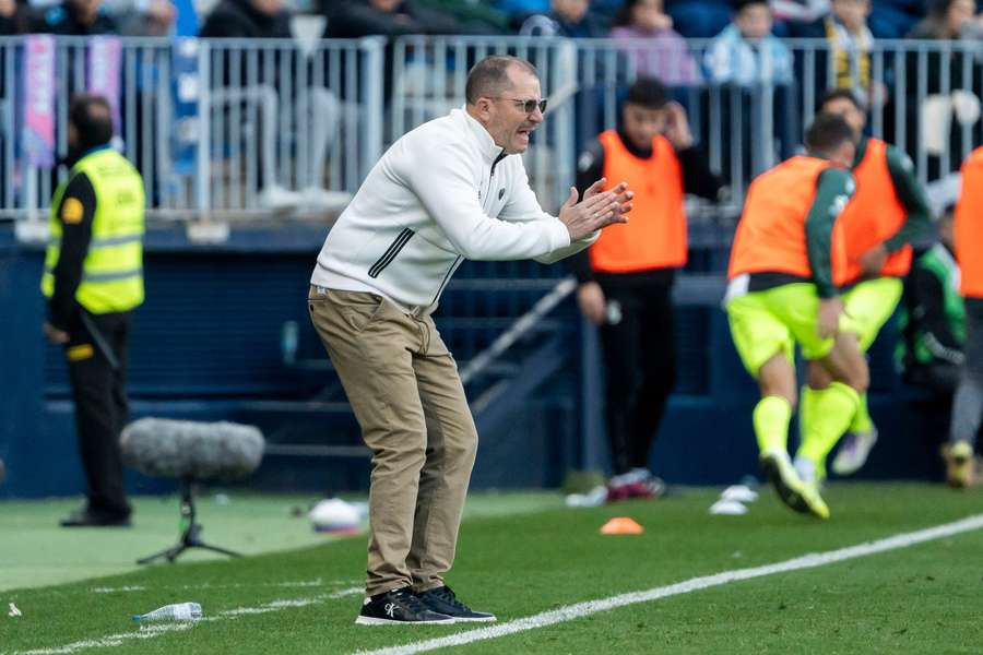 Juan José Romero da órdenes en La Rosaleda Juan José Romero da órdenes en La Rosaleda