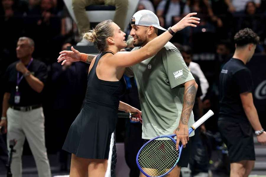 Kyrgios y Sabalenka se abrazan Kyrgios y Sabalenka se abrazan