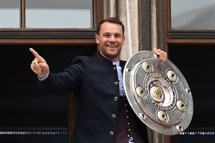 Neuer mit der Meisterschale