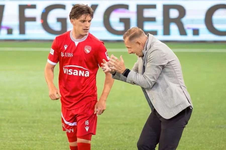 Záložník Thunu Justin Roth a trenér Mauro Lustrinelli.