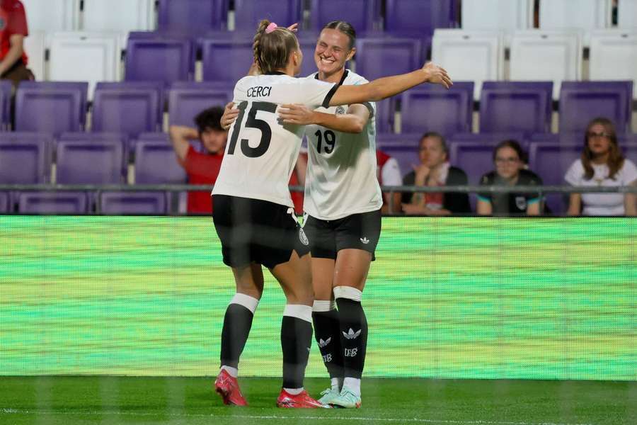 Selina Cerci und Klara Bühl feiern Cercis Treffer.