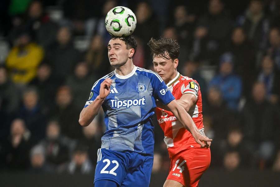 Matěj Hadaš (vlevo) v akci při bezgólové remíze s Mohučí.