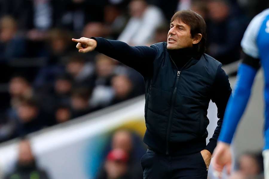 Antonio Conte dând indicații în meciul din Cupa FA cu Portsmouth