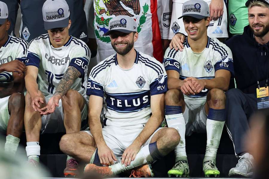 Thomas Müller (m.) bei der Siegerehrung zum Titelträger der Western Conference.