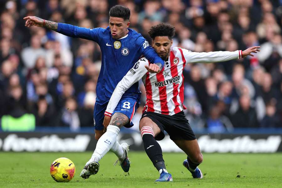 Enzo na partida com o Brentford