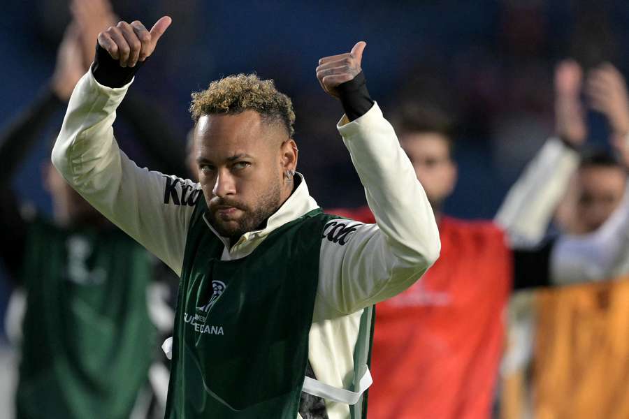 Neymar recebeu todo carinho da torcida argentina em Buenos Aires