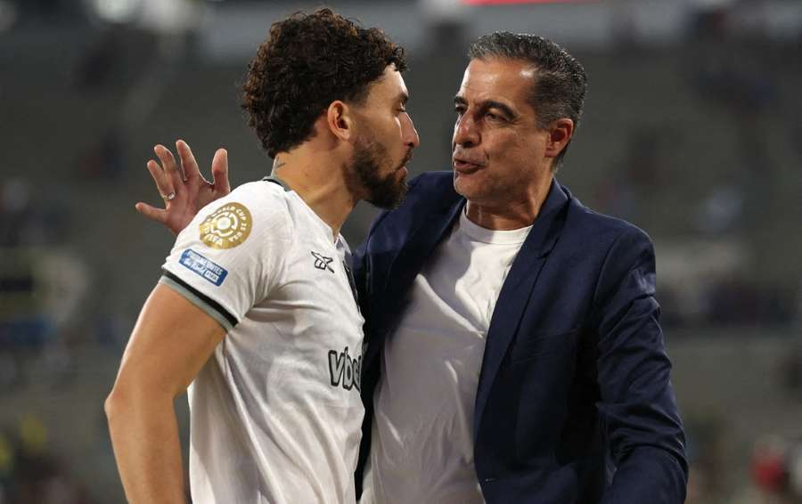 Renato Paiva abraça Alex Telles após gigantesca vitória sobre o PSG na Copa do Mundo de Clubes
