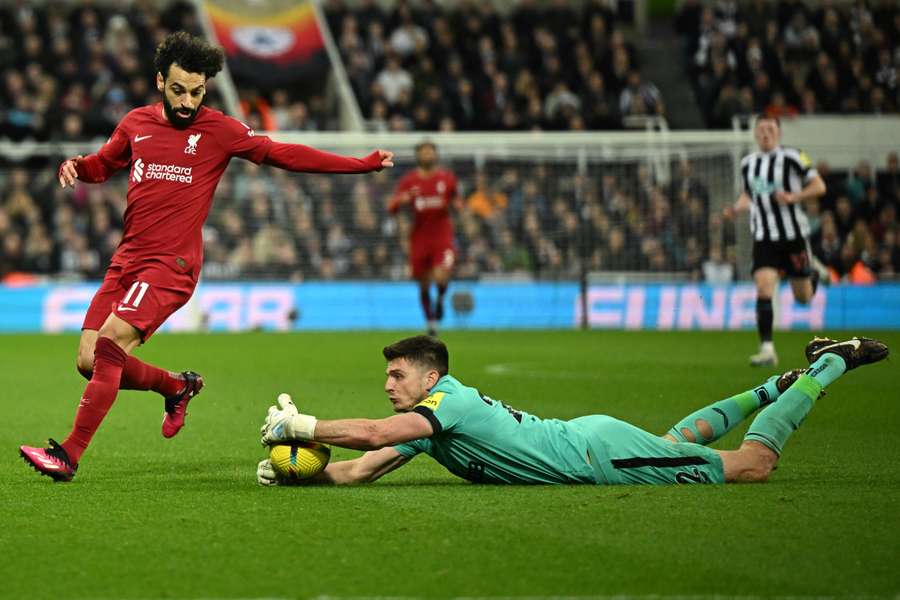 Trapalhada de Pope tira goleiro da final da Copa da Liga