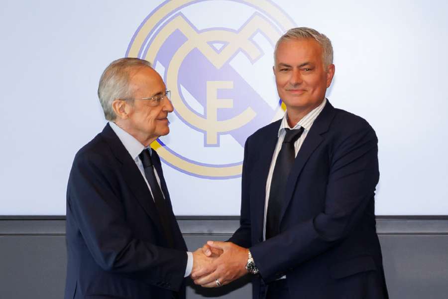 Mourinho (dir.) e o presidente merengue Florentino Pérez Mourinho (dir.) e o presidente merengue Florentino Pérez