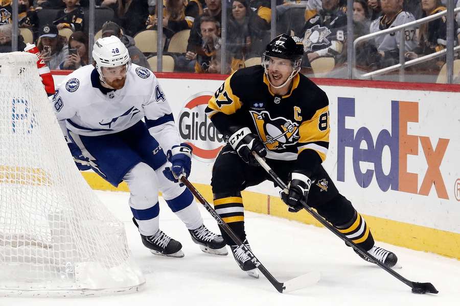 Sidney Crosby (vpravo) bránený Nickom Perbixom.
